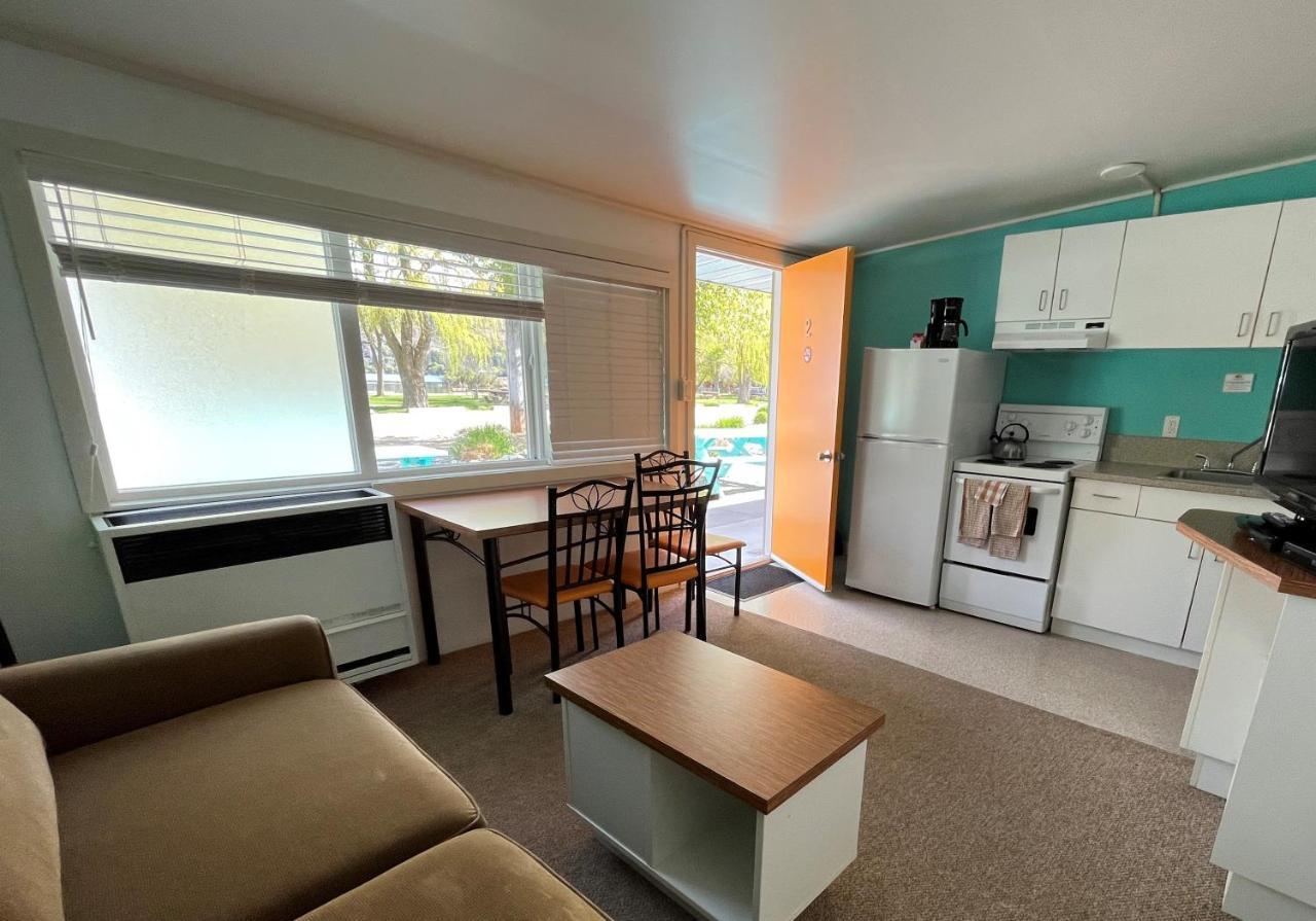 Okanagan Falls Holiday Beach Resort Motel المظهر الخارجي الصورة