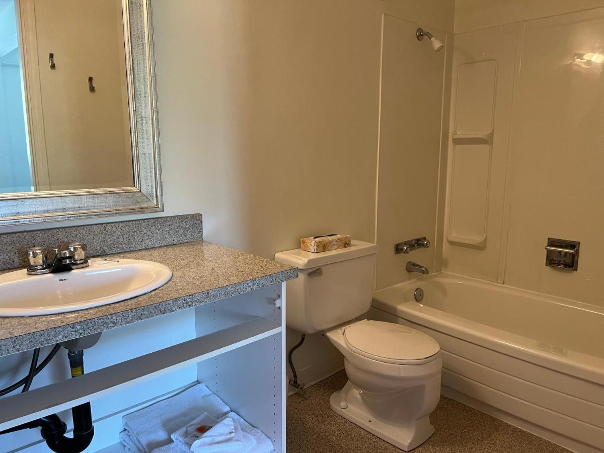 Okanagan Falls Holiday Beach Resort Motel المظهر الخارجي الصورة