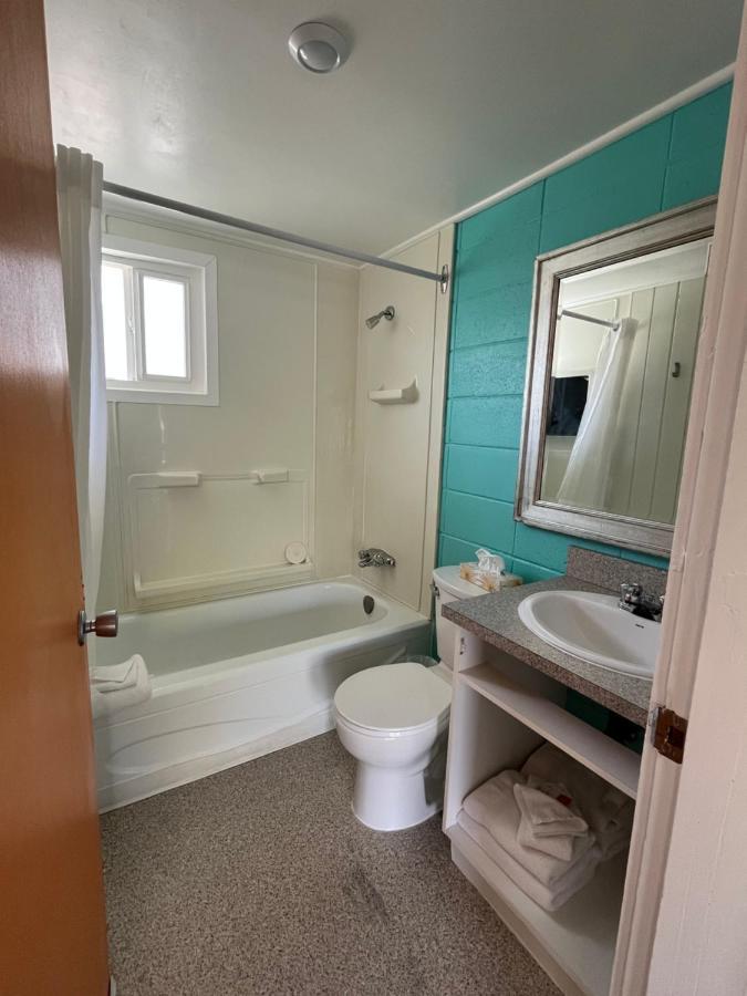 Okanagan Falls Holiday Beach Resort Motel المظهر الخارجي الصورة